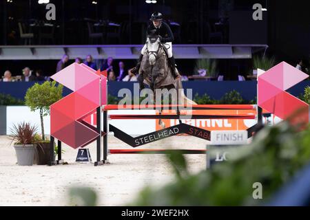 Amsterdam, Paesi Bassi - 25 gennaio 2024. Ilonka Kluytmans gareggia nella classe 1.20 m durante la giornata di apertura di Jumping Amsterdam presso il RAI Centre. Mark Spowart/Alamy Live News. Foto Stock