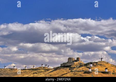 Mulini a vento e Castello di la Muela, sulla collina di Cresteria Manchega vicino a Consuegra, Castilla la Mancha, Spagna Foto Stock