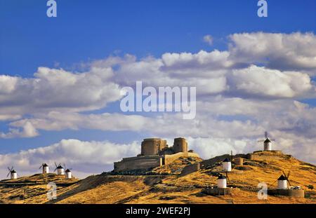 Mulini a vento e Castello di la Muela, sulla collina di Cresteria Manchega vicino a Consuegra, Castilla la Mancha, Spagna Foto Stock