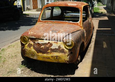 Una vecchia auto bruciata per le strade di Buenos Aires. Foto Stock