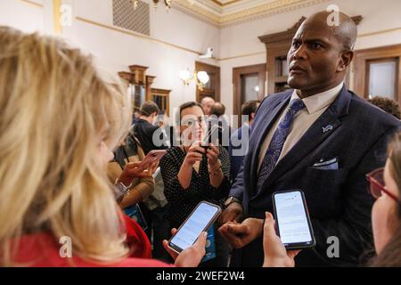 Lansing, USA. 24 gennaio 2024. Il presidente della camera del Michigan Joe Tate (D-Detroit) parla ai giornalisti di Lansing, Michigan, seguendo il discorso sullo stato dello stato del governatore Gretchen Whitmer il 24 gennaio 2024. (Foto di Andrew Roth/Sipa USA) credito: SIPA USA/Alamy Live News Foto Stock