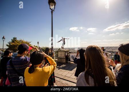 Francia, Parigi il 2016-10-03. Vita quotidiana e turismo a Parigi nel quartiere Montmartre vicino alla Basilica del Sacro cuore. Fotografia di Martin Bertrand. Foto Stock