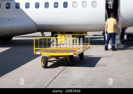 portapacchi per l'aeroporto pronto per il trasporto delle borse Foto Stock