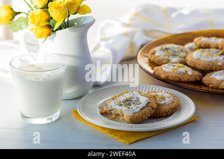 biscotti al limone con semi di pappe serviti con latte fresco. Foto Stock