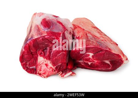 Pezzi tagliati di carne cruda isolati su fondo bianco Foto Stock