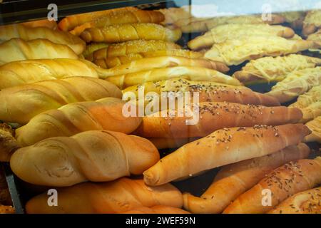 tipi di pane visualizzati sullo scaffale dei prodotti da forno Foto Stock