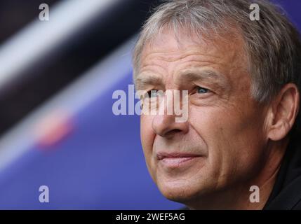 Doha. 25 gennaio 2024. Jurgen Klinsmann, capo allenatore della Corea del Sud è visto prima della partita del gruppo e tra Corea del Sud e Malesia alla AFC Asian Cup Qatar 2023 a Doha, Qatar, gennaio 25 2024. Crediti: Jia Haocheng/Xinhua/Alamy Live News Foto Stock