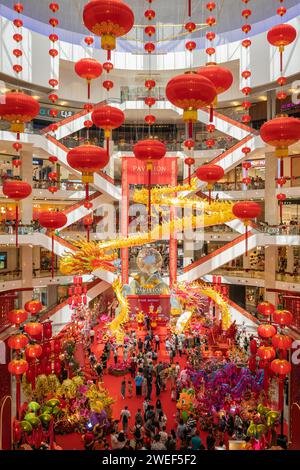 Kuala Lumpur, Malesia - gennaio 25,2024: I draghi dorati e la decorazione cinese del capodanno nella corte centrale del Padiglione Kuala Lumpur. Foto Stock