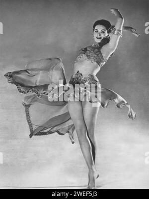 La star e attrice Yvonne De Carlo è vista ballare in una scena del film 'Hotel Sahara' (1951). In questa commedia, De Carlo interpreta Yasmin Pallas, un'incantevole ballerina di cabaret il cui hotel nel deserto nordafricano diventa un improbabile crocevia per varie fazioni della seconda guerra mondiale. Foto Stock