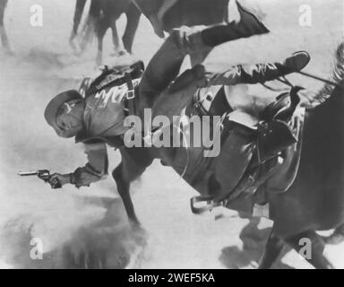 Una scena di "Rocky Mountain" (1950), in cui Buzz Henry, protagonista del film, è mostrato cadere dal suo cavallo. In questo Western, ambientato sullo sfondo della guerra civile americana, Henry interpreta un giovane trooper in una piccola unità confederata guidata dal capitano Lafe Barstow, interpretato da Errol Flynn. Il film segue la loro missione in California e cattura il terreno accidentato e le sfide che affrontano. Foto Stock