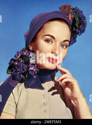 Un ritratto dell'attrice Ann Blyth, celebrata per la sua performance in "Berkeley Square" (1951), conosciuta anche con il titolo "The House in the Square". In questo romantico film fantasy, Blyth interpreta Helen Pettigrew, una donna del XVIII secolo la cui vita si intreccia con una scienziata americana del XX secolo, interpretata da Tyrone Power, che misteriosamente viaggia indietro nel tempo. Foto Stock