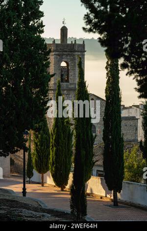 Torre della chiesa e edificio del villaggio a Lliber, Costa Blanca, Marina alta, provincia di Alicante, Spagna - foto stock Foto Stock