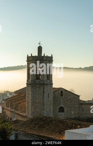 Torre della chiesa e edificio del villaggio a Lliber, Costa Blanca, Marina alta, provincia di Alicante, Spagna - foto stock Foto Stock