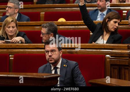 Barcellona, Spagna. 25 gennaio 2024. 24 gennaio 2024 Barcellona, SpainPolitics Barcellona-Parlamento sessione plenaria sull'immigrazione nel Parlamento della Catalogna per votare sulle leggi riguardanti l'immigrazione, le politiche penitenziarie, tra gli altri, che sono influenzate dall'accordo raggiunto dal partito politico "Junts" con il governo spagnolo sull'immigrazione e l'estradizione dei trasgressori stranieri. Nella foto: Pere Aragones, Eric Renom/LaPresse Credit: LaPresse/Alamy Live News Foto Stock