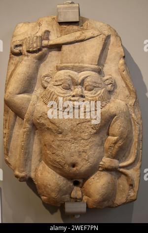 Cippus di Bes. Primo periodo tolemaico. III secolo a.C. Limesstone. Museo Barraco. Roma. Foto Stock