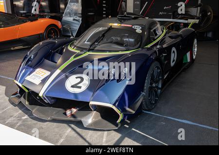 Vista frontale di una supercar espositiva Pagani Huayra R GT1 blu Foto Stock