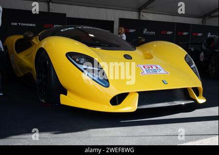 Vista frontale del De Tomaso P72 GT1 giallo Foto Stock