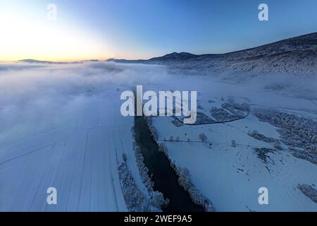 Splendido fiume Krka vicino a Dolenjske toplice nelle prime ore del mattino in una spettacolare giornata invernale, subito dopo aver nevicato, Dolenjske toplice, Slovenia Foto Stock
