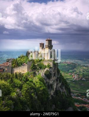 Repubblica di San Marino, prima torre medievale della Guaita sul monte Titano e vista panoramica sulla Romagna Foto Stock