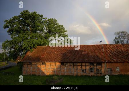 Rainbow Over the Barn Foto Stock