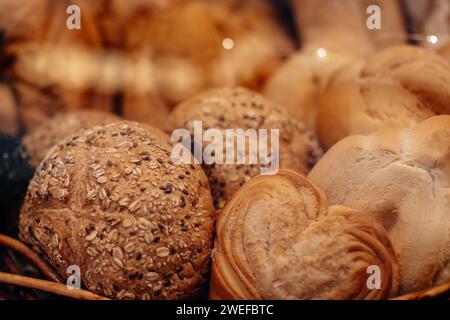 Pane multigrano appena sfornato in un cestino di vimini in un negozio di prodotti da forno Foto Stock