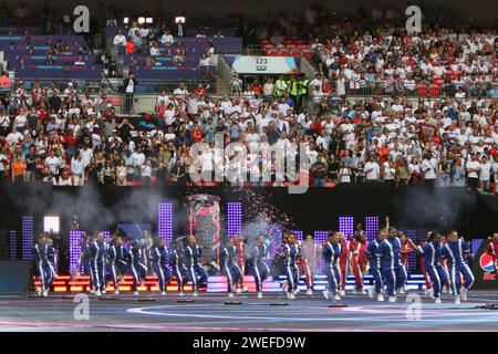 Becky Hill canta alla cerimonia di chiusura prima della UEFA Women's Euro Final 2022 Inghilterra contro Germania al Wembley Stadium, Londra 31 luglio 2022 Foto Stock