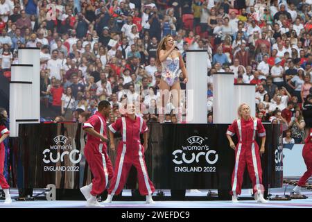 Becky Hill canta alla cerimonia di chiusura prima della UEFA Women's Euro Final 2022 Inghilterra contro Germania al Wembley Stadium, Londra 31 luglio 2022 Foto Stock