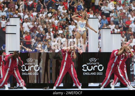 Becky Hill canta durante la cerimonia di chiusura della UEFA Women's Euro Final 2022 Inghilterra contro Germania al Wembley Stadium, Londra 31 luglio 2022 Foto Stock