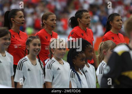 Le ufficiali delle partite si schierano durante gli inni della finale UEFA Women's Euro 2022 Inghilterra contro Germania allo Stadio di Wembley, Londra 31 luglio 2022 Foto Stock