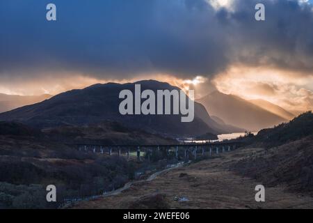 Glenfinnan Viaduct in una giornata nuvolosa. Glenfinnan Scozia. Foto Stock