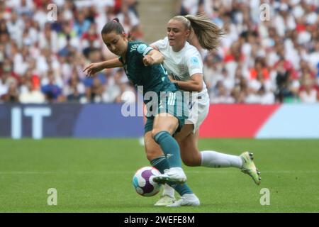 Sara Dabritz scuote la palla dalla Georgia Stanway UEFA Women's Euro Final 2022 Inghilterra contro Germania al Wembley Stadium, Londra 31 luglio 2022 Foto Stock