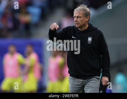 Doha. 25 gennaio 2024. Jurgen Klinsmann, allenatore della Corea del Sud, reagisce durante la partita del gruppo e tra Corea del Sud e Malesia alla AFC Asian Cup Qatar 2023 a Doha, Qatar, gennaio 25 2024. Crediti: Jia Haocheng/Xinhua/Alamy Live News Foto Stock