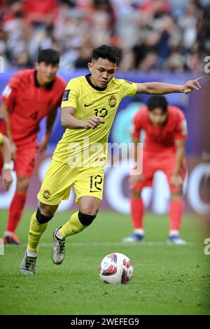 Doha. 25 gennaio 2024. Arif Aiman Hanapi, malese, lancia il rigore durante la partita del gruppo e tra Corea del Sud e Malesia alla AFC Asian Cup Qatar 2023 a Doha, Qatar, gennaio 25 2024. Credito: Jiang Han/Xinhua/Alamy Live News Foto Stock