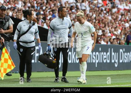 Beth Mead si allontana ferita e assiste al dottor Ritan Mehta (centro) durante la UEFA Women's Euro Final 2022 al Wembley Stadium, Londra 31 luglio 2022 Foto Stock