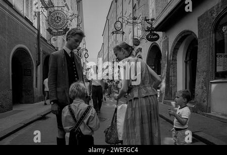 Österreich, Salzburg, 29.07.1990, Familie in Tracht, zur Zeit der Salzburger Festspiele, in Salzburg, Rolf Zoellner Salzburg *** Austria, Salzburg, 29 07 1990, Family in traditional costume, at the time of the Salzburg Festival , in Salzburg, Rolf Zoellner Salzburg Form:coun Foto Stock