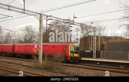 Lichfield, Staffordshire, Inghilterra 25 gennaio 2024 Un treno di classe 325 che trasporta le velocità della Royal mail attraverso la stazione di Lichfield Trent Valley. La classe 325 IS ed Electric multiple Unit di proprietà della Royal mail per trasportare la posta in blocco DB Cargo UK gestisce il treno ©Ged Noonan/Alamy Foto Stock