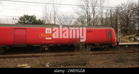 Lichfield, Staffordshire, Inghilterra 25 gennaio 2024 Un treno di classe 325 che trasporta le velocità della Royal mail attraverso la stazione di Lichfield Trent Valley. La classe 325 IS ed Electric multiple Unit di proprietà della Royal mail per trasportare la posta in blocco DB Cargo UK gestisce il treno ©Ged Noonan/Alamy Foto Stock