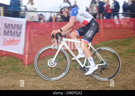 Benidorm, Spagna. 21 gennaio 2024. Benidorm, Spagna, 21 gennaio 2024: Ciclista, Nathan Bommenel (17) durante il test U23 maschile della Coppa del mondo 2024 UCI Cyclo-Cross, il 21 gennaio 2024, al Parque Foietes, a Benidorm, Spagna. (Foto di Alberto Brevers/Pacific Press/Sipa USA) credito: SIPA USA/Alamy Live News Foto Stock