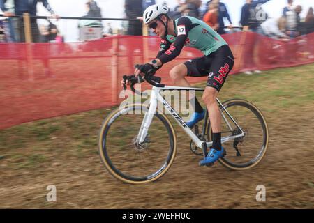 Benidorm, Spagna. 21 gennaio 2024. Benidorm, Spagna, 21 gennaio 2024: La ciclista, Jens Adams (17) durante il test Women's Elite della Coppa del mondo 2024 UCI Cyclo-Cross, il 21 gennaio 2024, al Parque Foietes, a Benidorm, Spagna. (Foto di Alberto Brevers/Pacific Press/Sipa USA) credito: SIPA USA/Alamy Live News Foto Stock