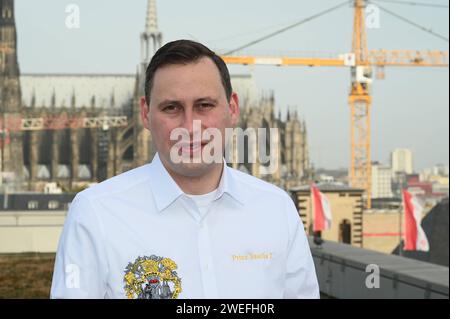 DAS Kölner Karneval Dreigestirn für die Karnevalsession 2024. l-r : Jungfrau Frieda Friedrich Klupsch, Prinz Karneval Sascha I.. Sascha Klupsch und der Bauer Werner Werner Klupsch posieren in Zivil bei der Halbzeit Pressekonferenz. *** Il triumvirato del Carnevale di Colonia per la stagione del carnevale 2024 l r Maid Frieda Friedrich Klupsch , Prince Carnival Sascha i Sascha Klupsch e il contadino Werner Werner Klupsch posano in abiti civili alla conferenza stampa di metà tempo Foto Stock