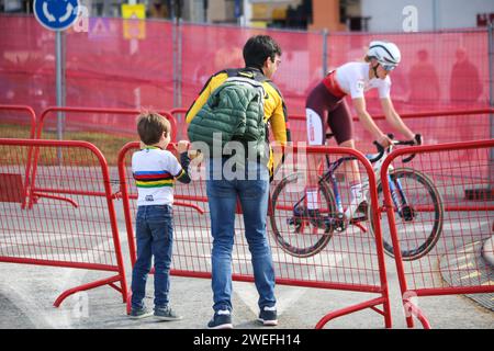 Benidorm, Spagna. 21 gennaio 2024. Benidorm, Spagna, 21 gennaio 2024: Due spettatori assistono alla gara durante l'evento femminile junior della Coppa del mondo di ciclismo 2024 UCI, il 21 gennaio 2024, al Parque Foietes, a Benidorm, Spagna. (Foto di Alberto Brevers/Pacific Press/Sipa USA) credito: SIPA USA/Alamy Live News Foto Stock