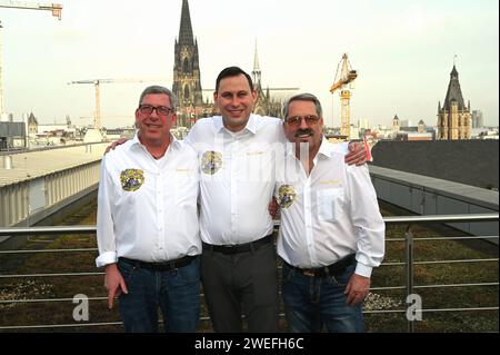 DAS Kölner Karneval Dreigestirn für die Karnevalsession 2024. l-r : Jungfrau Frieda Friedrich Klupsch, Prinz Karneval Sascha I.. Sascha Klupsch und der Bauer Werner Werner Klupsch posieren in Zivil bei der Halbzeit Pressekonferenz. *** Il triumvirato del Carnevale di Colonia per la stagione del carnevale 2024 l r Maid Frieda Friedrich Klupsch , Prince Carnival Sascha i Sascha Klupsch e il contadino Werner Werner Klupsch posano in abiti civili alla conferenza stampa di metà tempo Foto Stock