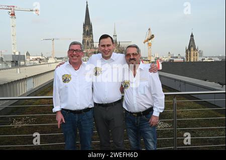 DAS Kölner Karneval Dreigestirn für die Karnevalsession 2024. l-r : Jungfrau Frieda Friedrich Klupsch, Prinz Karneval Sascha I.. Sascha Klupsch und der Bauer Werner Werner Klupsch posieren in Zivil bei der Halbzeit Pressekonferenz. *** Il triumvirato del Carnevale di Colonia per la stagione del carnevale 2024 l r Maid Frieda Friedrich Klupsch , Prince Carnival Sascha i Sascha Klupsch e il contadino Werner Werner Klupsch posano in abiti civili alla conferenza stampa di metà tempo Foto Stock