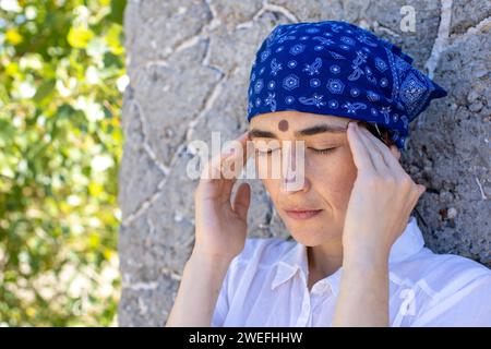 guru femminile moderna che percepisce una connessione spirituale Foto Stock