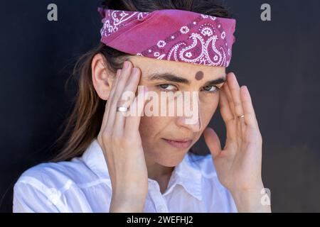 donna sciamana moderna che si connette spiritualmente Foto Stock