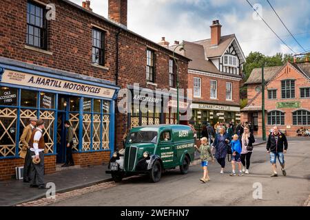 Regno Unito, Inghilterra, West Midlands, Dudley, Black Country Museum, Old Birmingham Road, con nastro in tempo di guerra sulle vetrine dei negozi Foto Stock