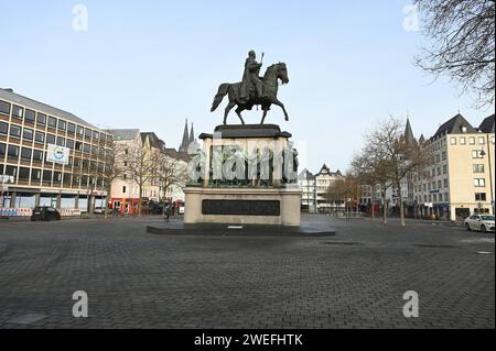 DAS Reiterdenkmal zu Ehren von König Friedrich Wilhelm III Auf dem Kölner Heumarkt *** il monumento equestre in onore del re Federico Guglielmo III sull'Heumarkt di Colonia Foto Stock