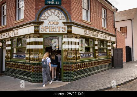 Regno Unito, Inghilterra, West Midlands, Dudley, Black Country Museum, i visitatori che entrano al pub Elephant and Castle Foto Stock