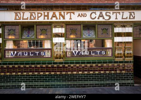 Regno Unito, Inghilterra, West Midlands, Dudley, Black Country Museum, facciata piastrellata dell'Elefante e del pub del castello Foto Stock