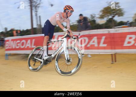 Benidorm, Spagna, 21 gennaio 2024: Il ciclista, Keije Sole (8) durante il test juniores maschile della Coppa del mondo 2024 UCI Cyclo-Cross, il 21 gennaio 2024, al Parque Foietes, a Benidorm, Spagna. (Foto di Alberto Brevers/Pacific Press/Sipa USA) Foto Stock